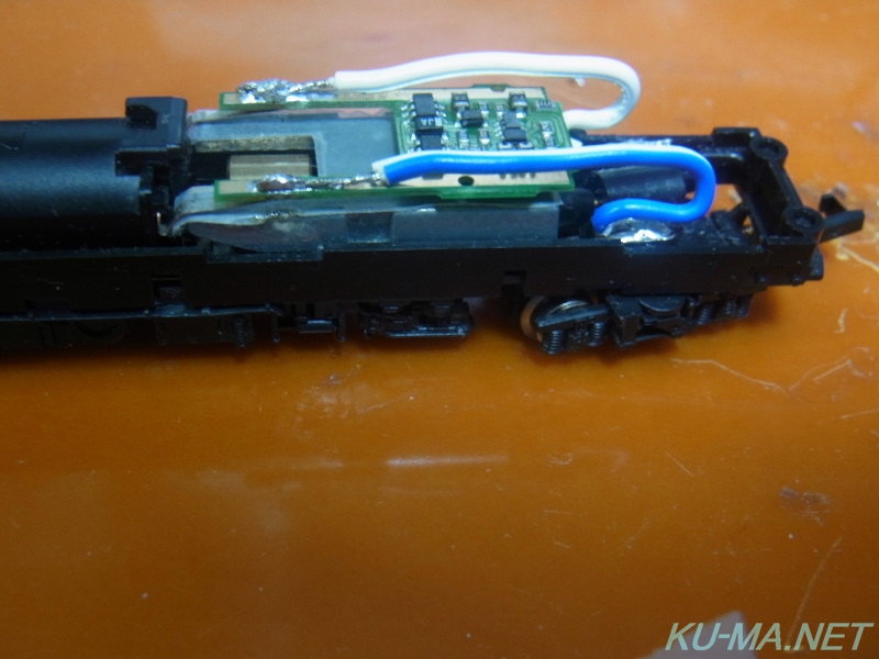 KATO 29-351　電車形動力車デコーダEM13を取り付けたところの写真