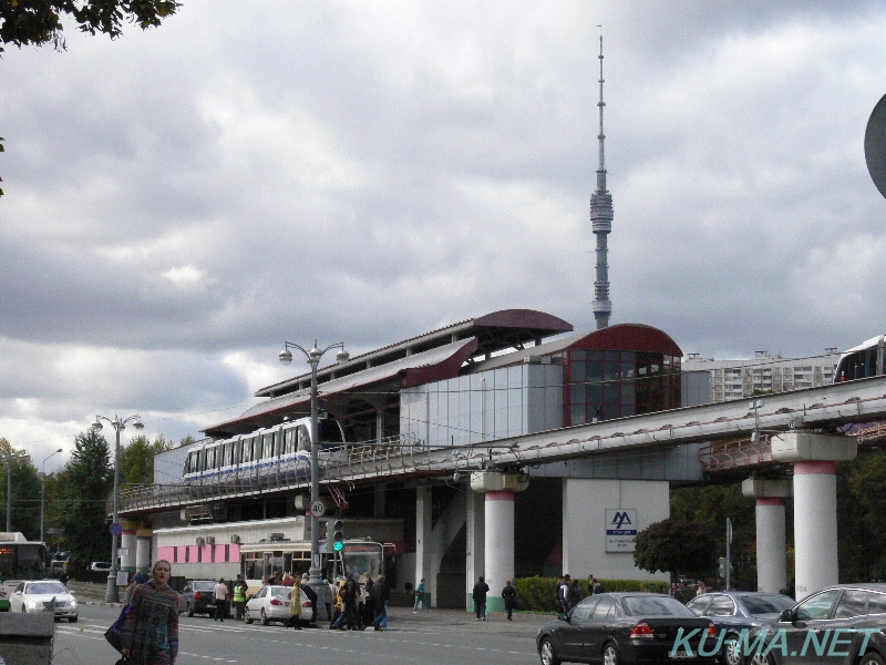 オスタンキノテレビ塔と新交通システムの写真