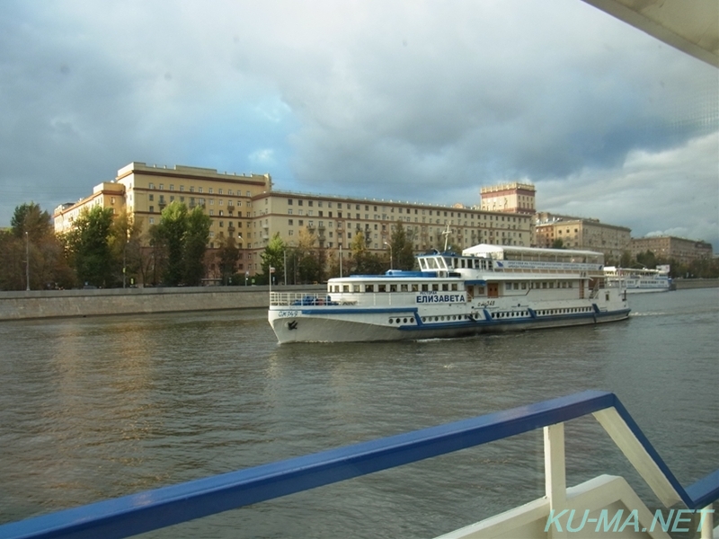 モスクワ川をこんな遊覧船が運航しているところの写真