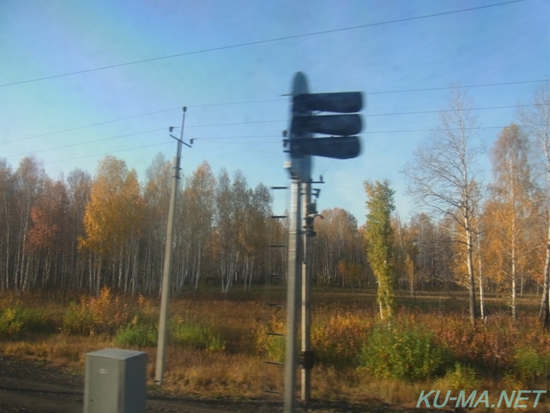 シベリア鉄道の車窓に写りこんだ信号機の写真