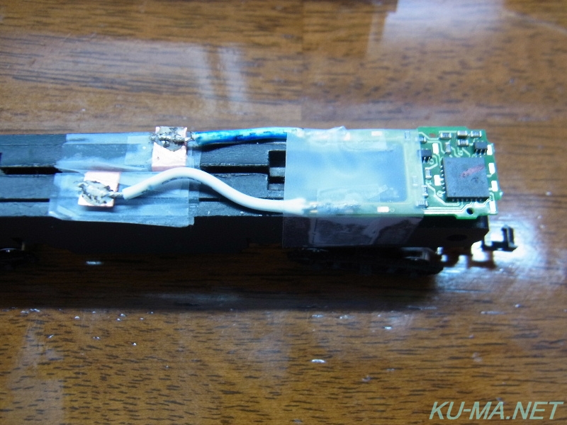 デコーダーEM13をメンディングテープで動力ユニットDT11に固定するところの写真