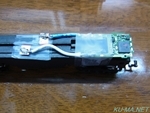 デコーダーEM13をメンディングテープで動力ユニットDT11に固定するところの写真サムネイル