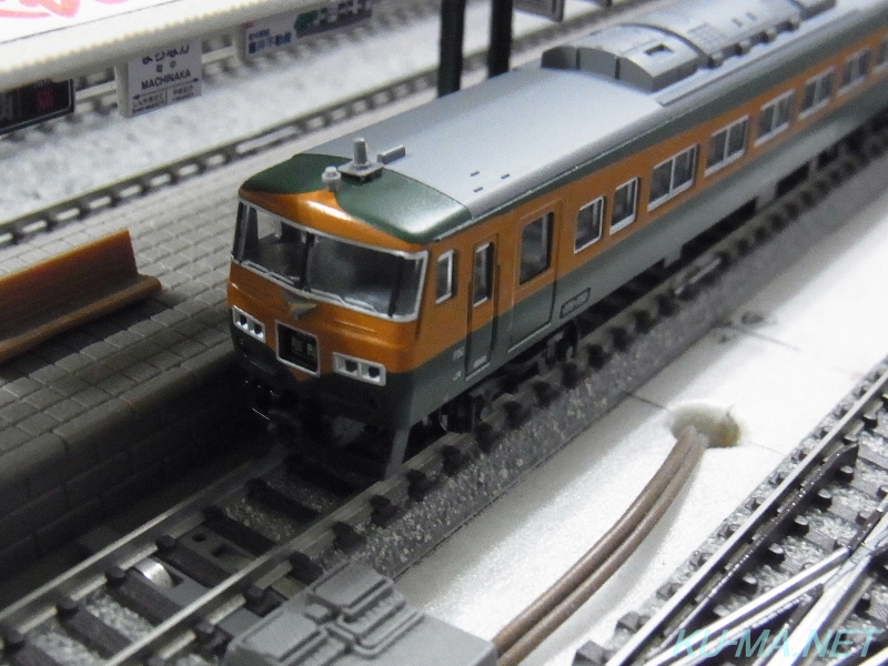 Photo of KATO ROUNDHOUSE Series 185 SHONAN color stop at platform