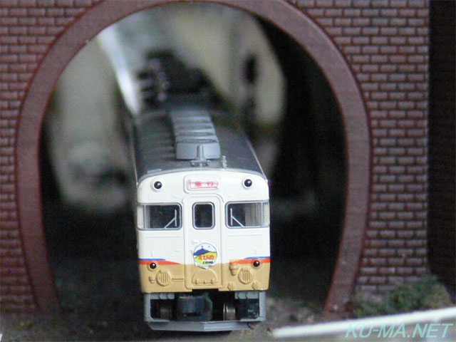 トンネルを抜ける「えびの」の鉄道模型写真