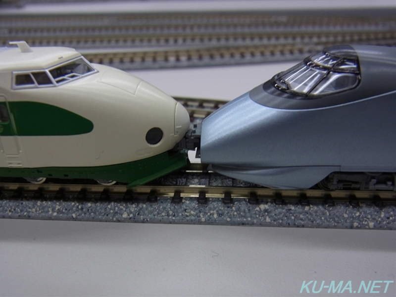 TOMIX400系山形新幹線(つばさ・旧塗装)セットとJR200系新幹線の連結部分写真