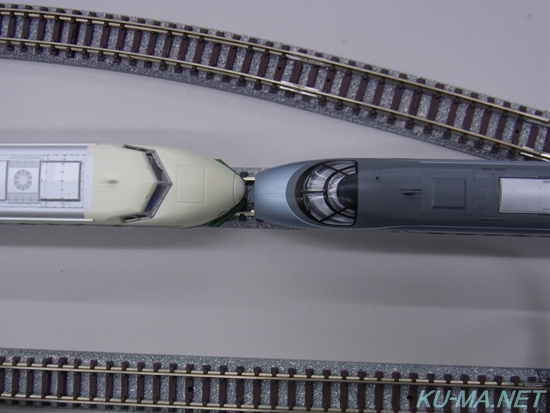 TOMIX400系山形新幹線(つばさ・旧塗装)セットとJR200系新幹線の連結部分上からみたところの写真