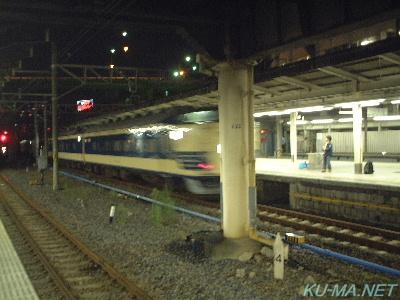上野駅を発車する583系新星の写真