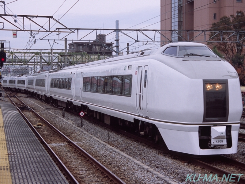 新前橋駅に到着する651系の写真