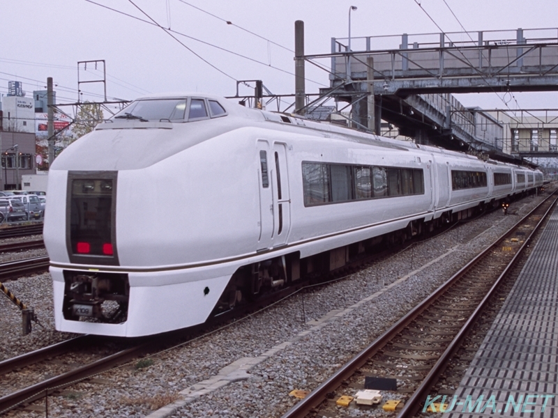 新前橋駅に到着する651系の写真その2