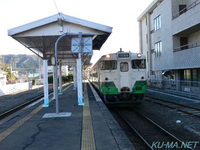 Photo of KIHA48 554 and Onagawa Station platform