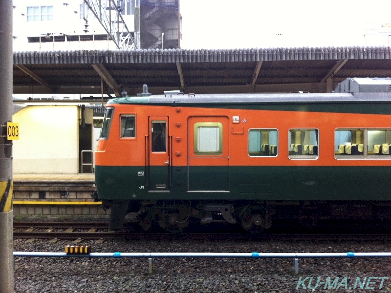 クハ185湘南色側面の鉄道写真