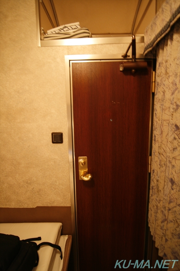 寝台特急あけぼの号A寝台個室ドアの写真