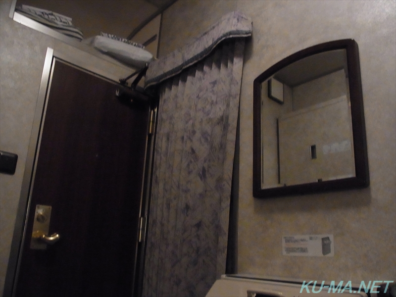 24系あけぼの号A寝台鏡とドアの写真