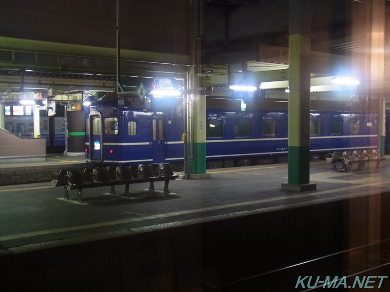 寝台特急あけぼの号の車内から撮影した日本海号の写真