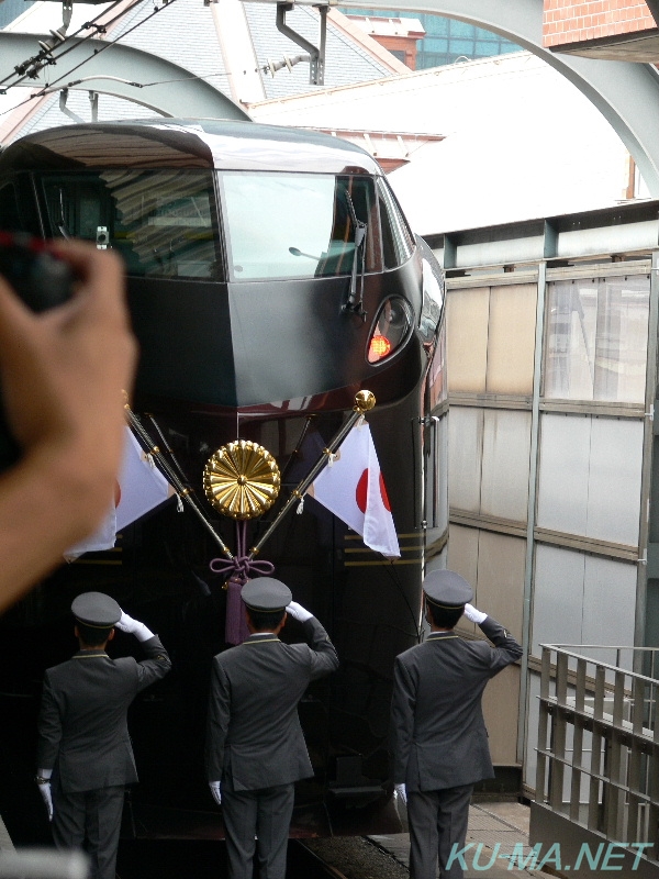Photo of The national flag and the emblem were set and saluted the E655 series