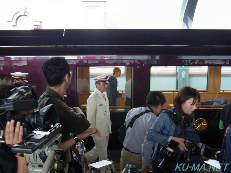 Photo of Their Majesties the Emperor and Empress got on the Imperial train No.2