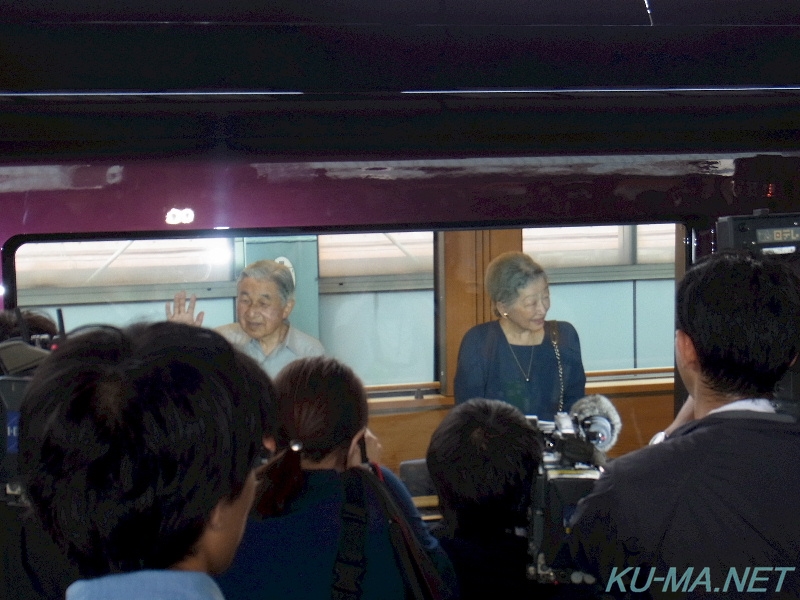 Photo of Their Majesties the Emperor and Empress were waving from inside the Imperial train