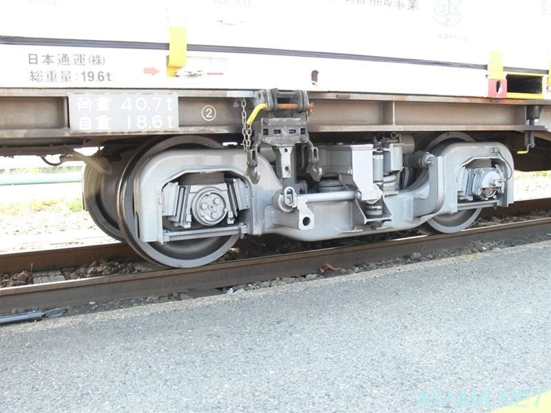 コキ107形台車を斜めから撮影した写真