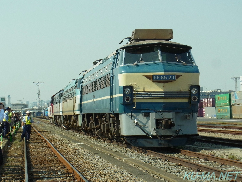 EF66-27、EF66-110、EF66-2057、HD300-901との連結状態の写真