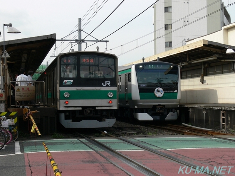 埼京線205系とE233系7000番台との並びの写真