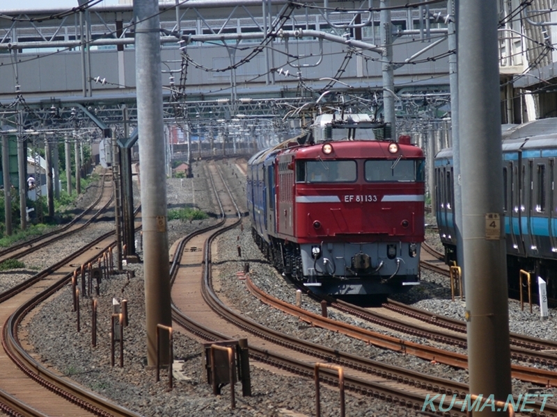 EF81-133が東十条駅を通過していこうとする写真