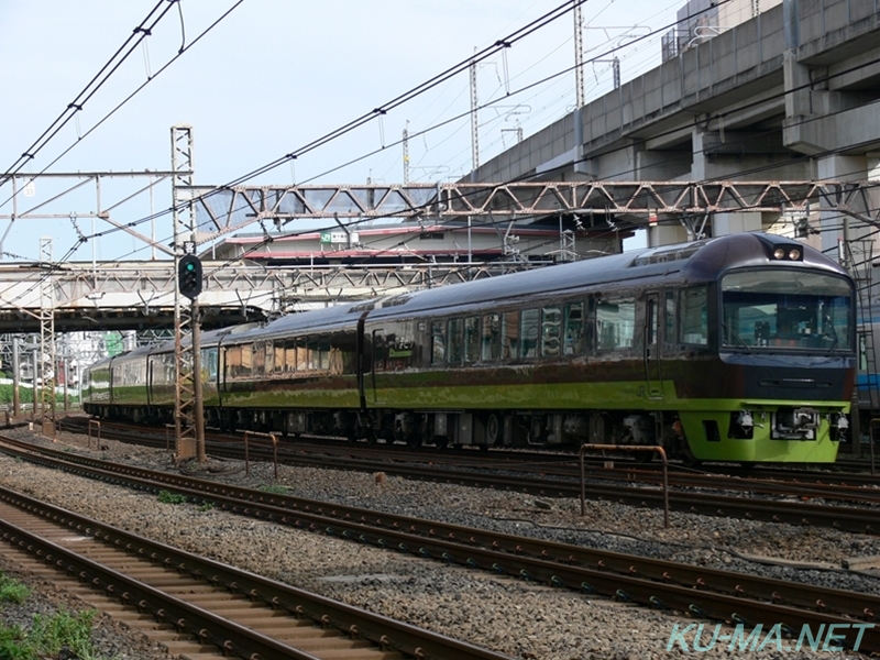 上野駅へと回送されるリゾートやまどりの写真その1