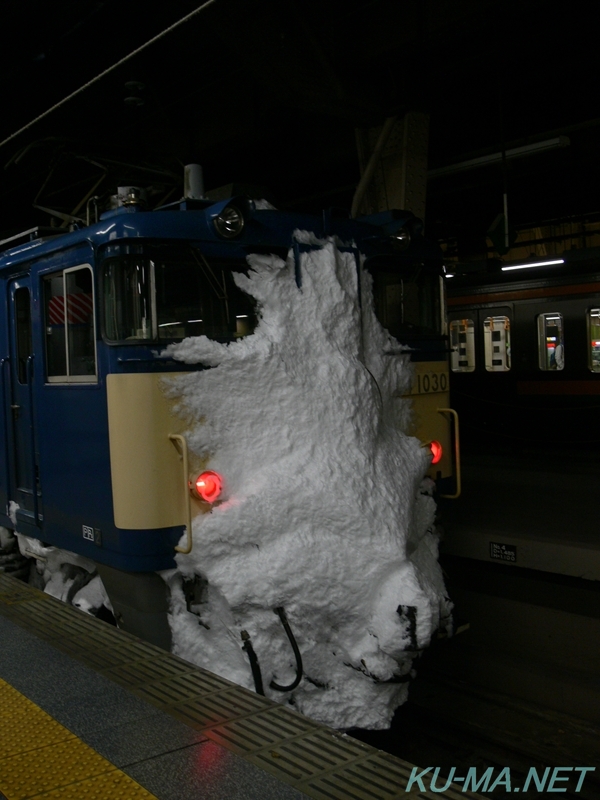 雪に覆われた上り寝台特急あけぼの 上野駅着:クマネット:鉄道写真