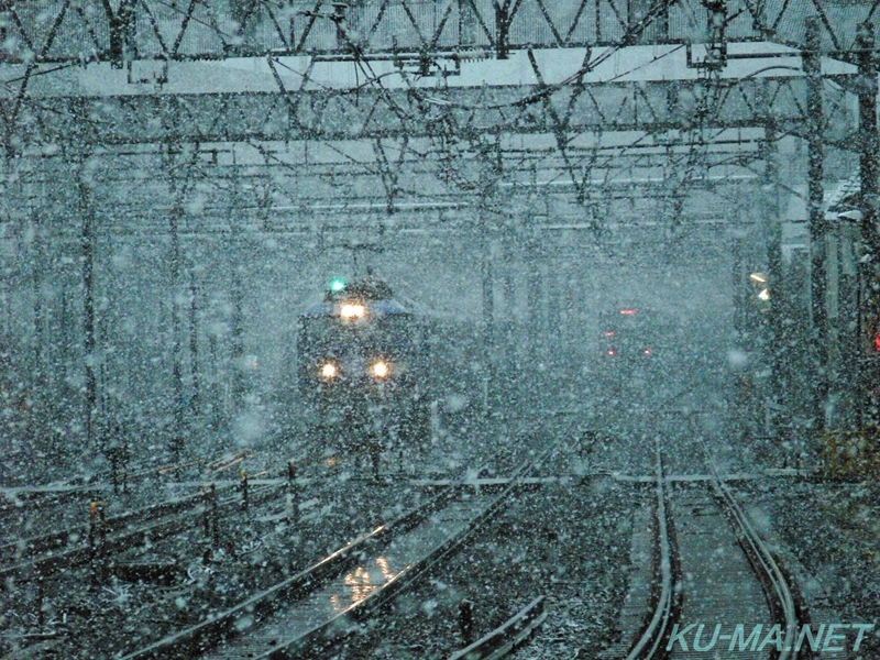 積雪の中都内を走るカシオペア号写真その1