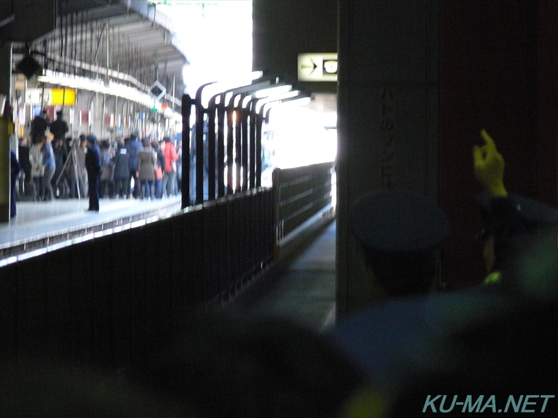 みちのくSLギャラクシー上野駅17番線ホーム側連絡通路からの写真