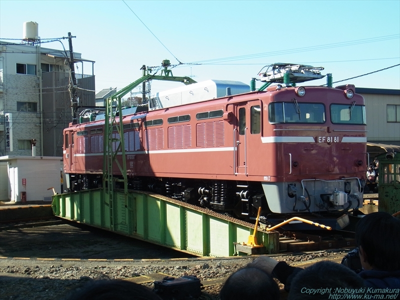 Photo of locomotive EF81-81 on a turntable No.2