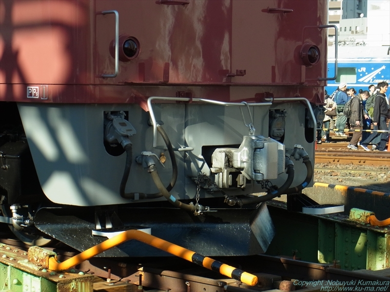 EF81-81 お召し用機関車連結器と手すりの写真