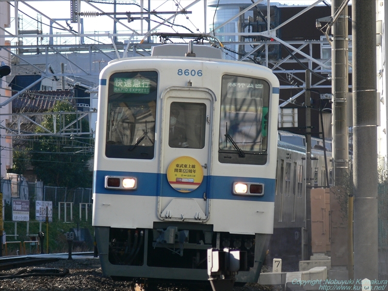 東武8000系3色編成の写真