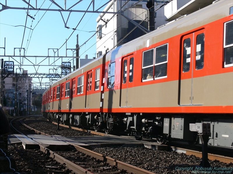 東武8000系デビュー時のツートンカラーの写真