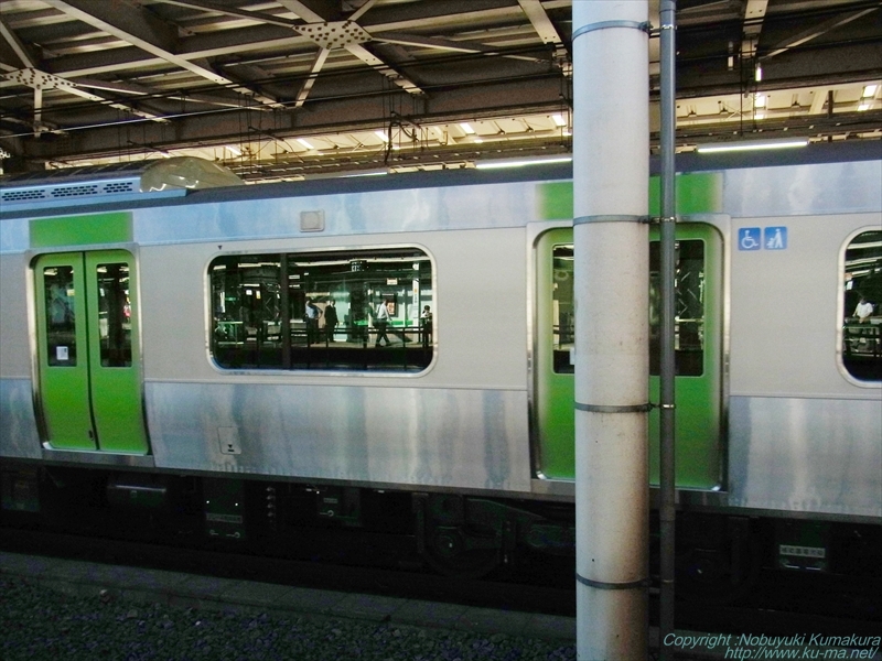 Photo of Yamanote Line Series E235 center side