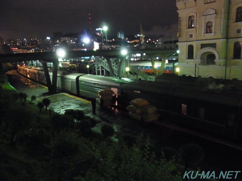 ウラジオストク駅郵便車荷物搬入の写真