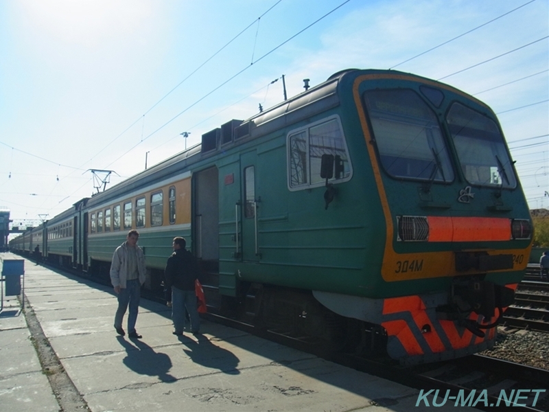 ノヴォシビルスク駅に停車するエレクトリーチカED4Mの写真