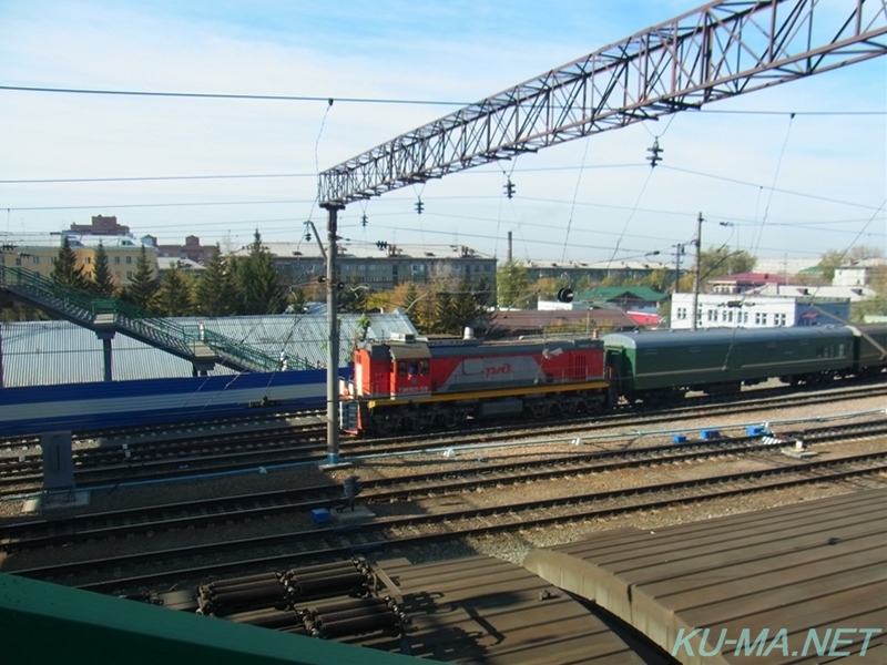 ノヴォシビルスク駅17番線ホーム階段から見た荷物列車の写真