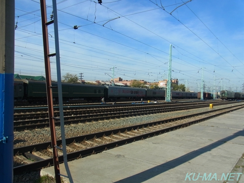 ノヴォシビルスク駅の17番線ホームから見た荷物列車の写真