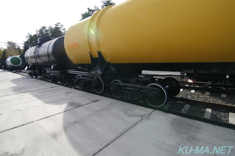 ロシア8軸タンク車隣の50トンタンク車との比較写真