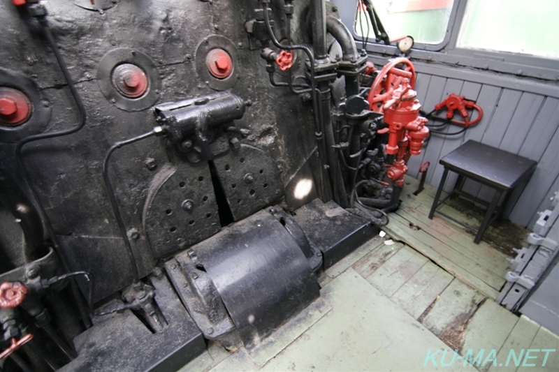 ロシア蒸気機関車ФД20-588運転室室内カマ部分の写真