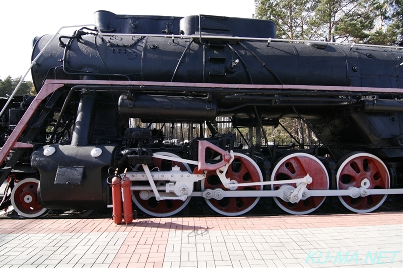ロシアの蒸気機関車Л-3393ボイラーと動輪の写真