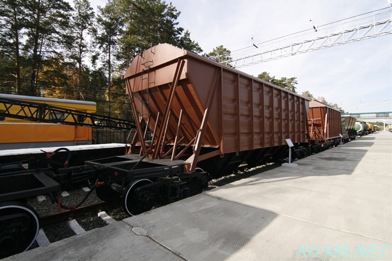 4軸穀物用ホッパ車の写真