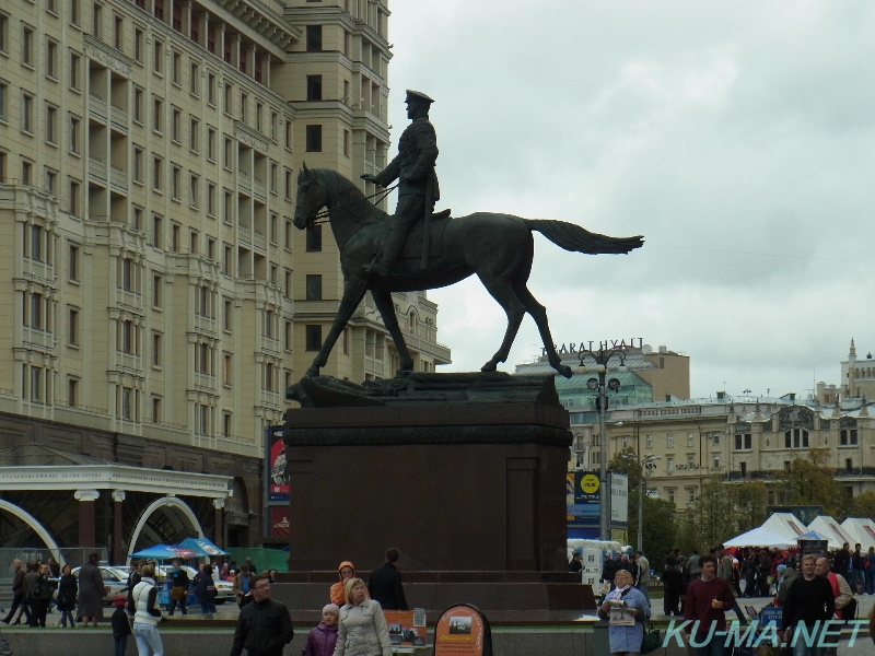 ジューコフ元帥の銅像の写真2