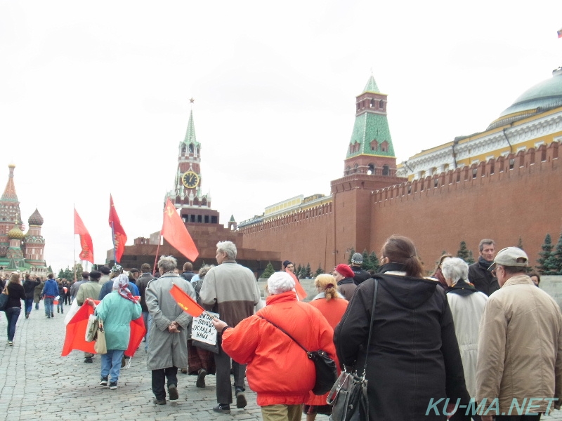 赤の広場に共産党のデモ隊がやってきた写真