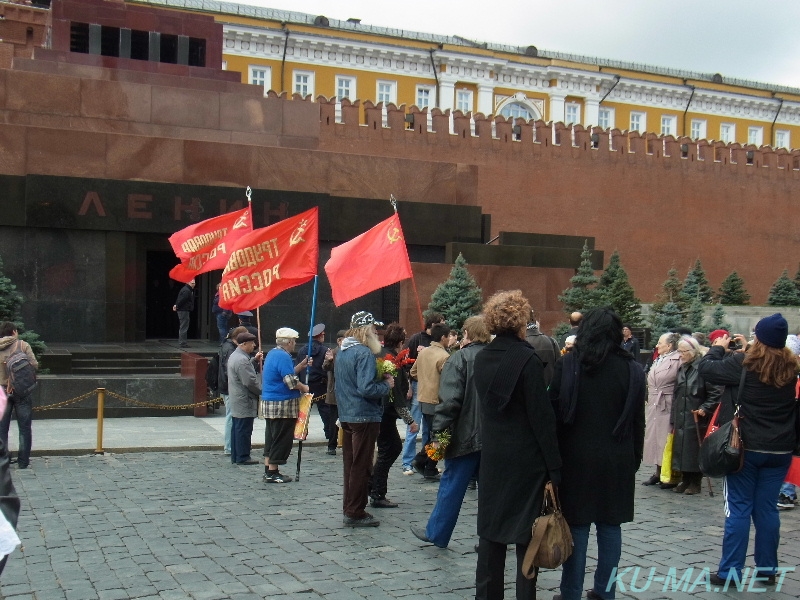 共産党のデモ隊はレーニン廟の前で止まる写真
