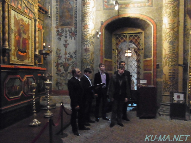聖ワシリー大聖堂内で歌う聖歌隊の写真