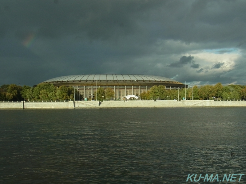 船着き場の向かい側のスタジアム。正式名称はルージニキ大スポーツアリーナ。虹がかかる・・・写真
