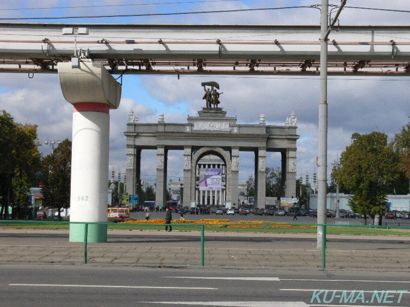 ロシア・エキシビションセンター正門の写真