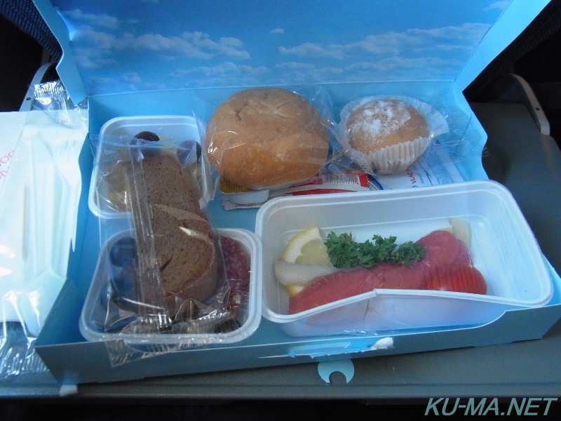 ウラジオストク航空の機内食をあけたところの写真