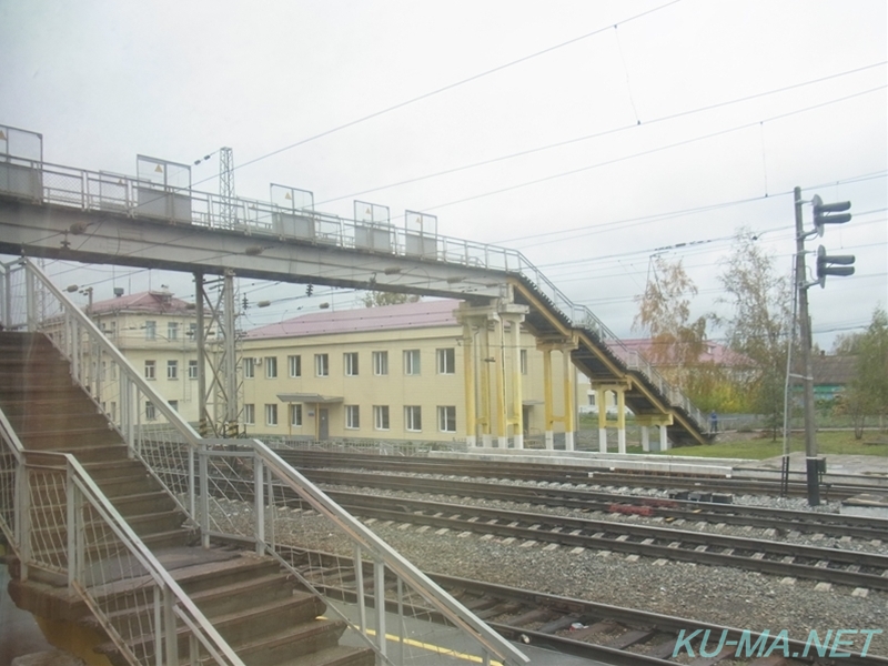 バレジーノ駅の跨線橋の写真